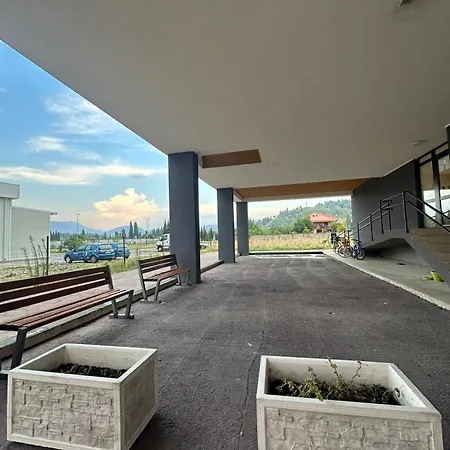 Modern Luxury Apartment With Private Garage *