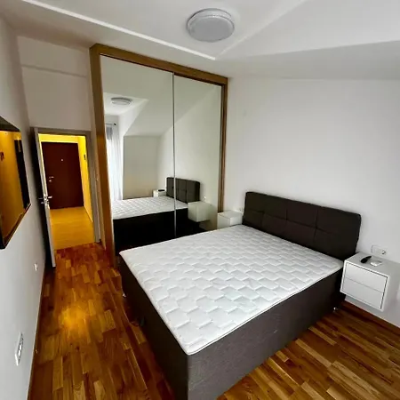 Modern Luxury Apartment With Private Garage *